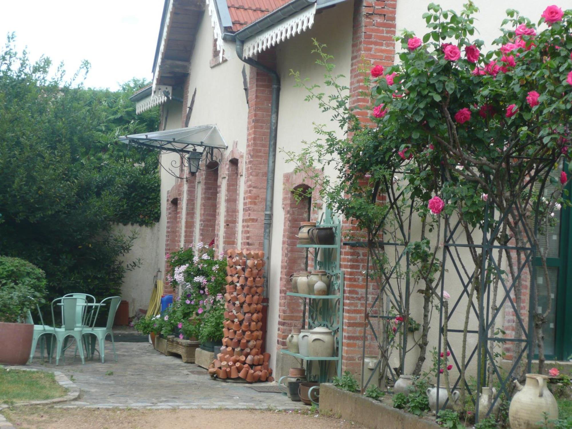 Au Fond De La Cour Bed & Breakfast Veyre-Monton Exterior photo
