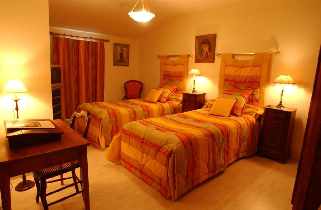 Au Fond De La Cour Bed & Breakfast Veyre-Monton Room photo